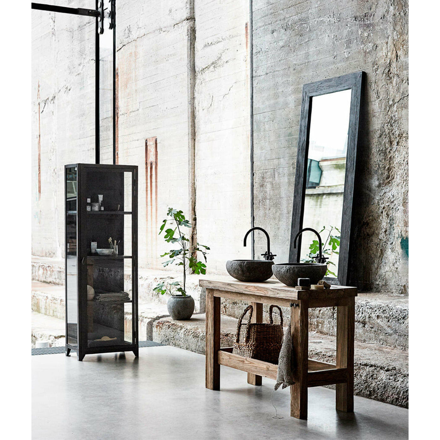 MUUBS - Glasskab - 1 dør New York - Sort H180xB60xD40 cm - Muubs - DesignGaragen.dk