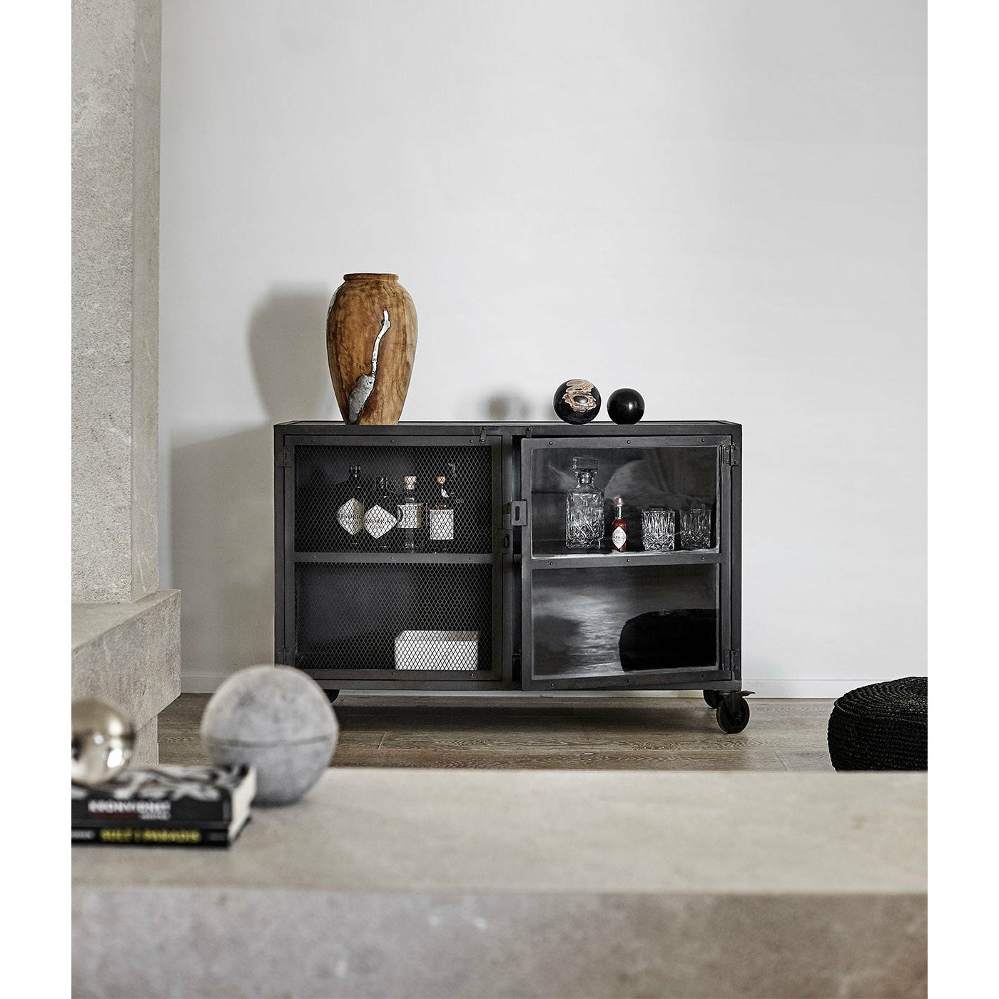 MUUBS - Barskab Bronx - Sort Jern - B120xD45xH80 cm - Muubs - DesignGaragen.dk