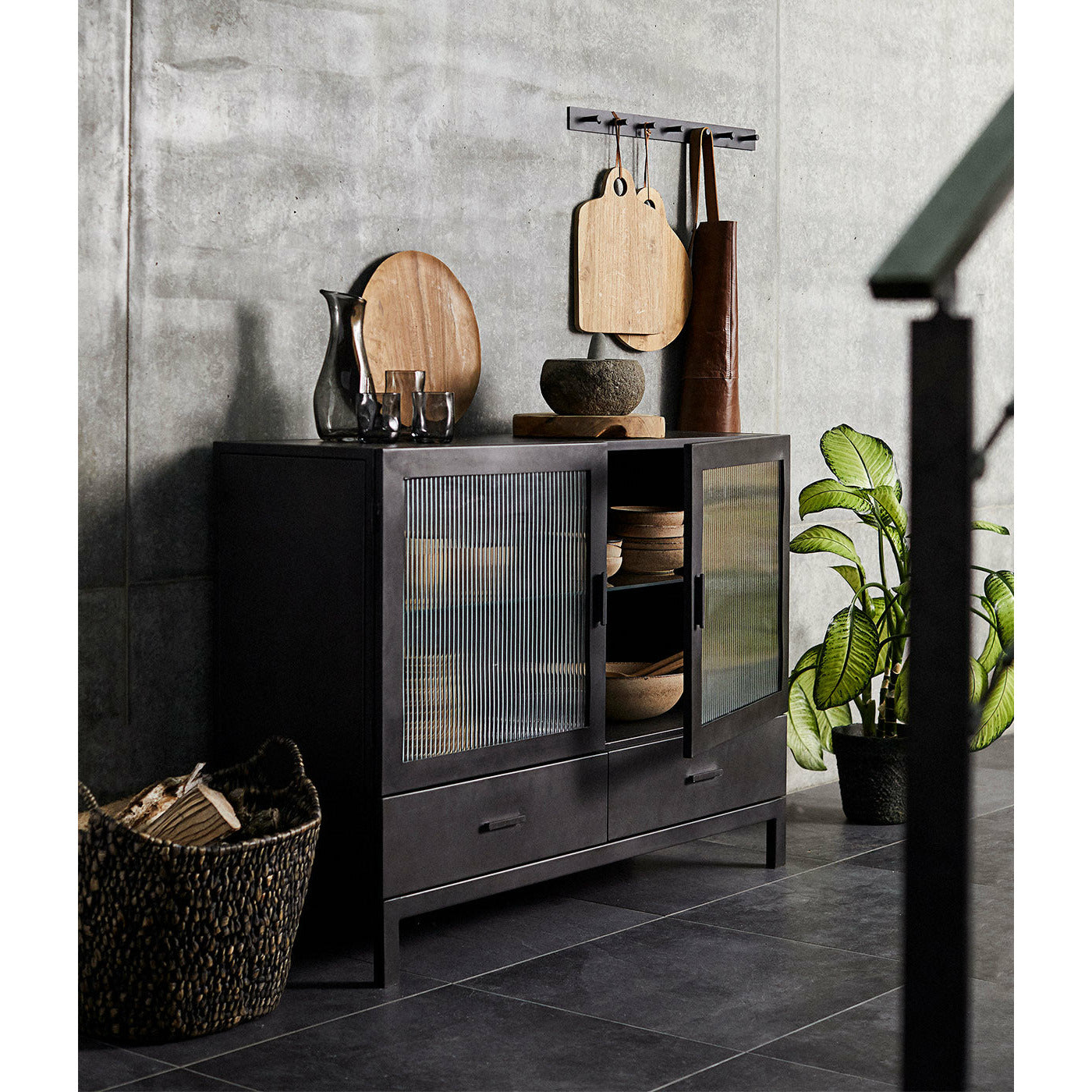 Vitrine skab Dallas - Sort (LGB) - Jern - W: 120 H: 90 D: 42 cm - Muubs - DesignGaragen.dk