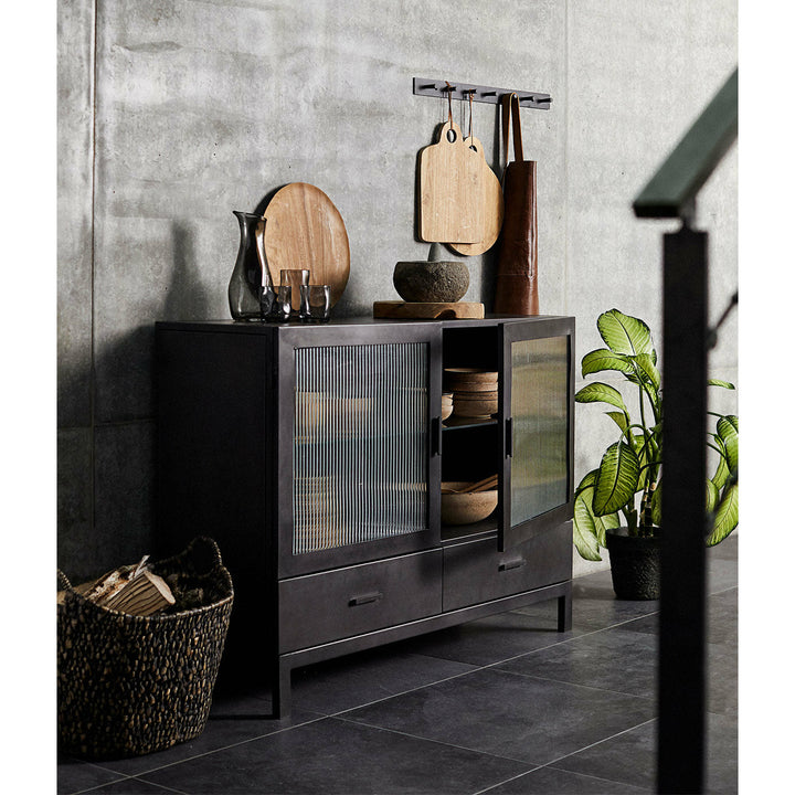 Muubs Vitrine skab Dallas - Sort (LGB) - Jern - W: 120 H: 90 D: 42 cm - DesignGaragen.dk.