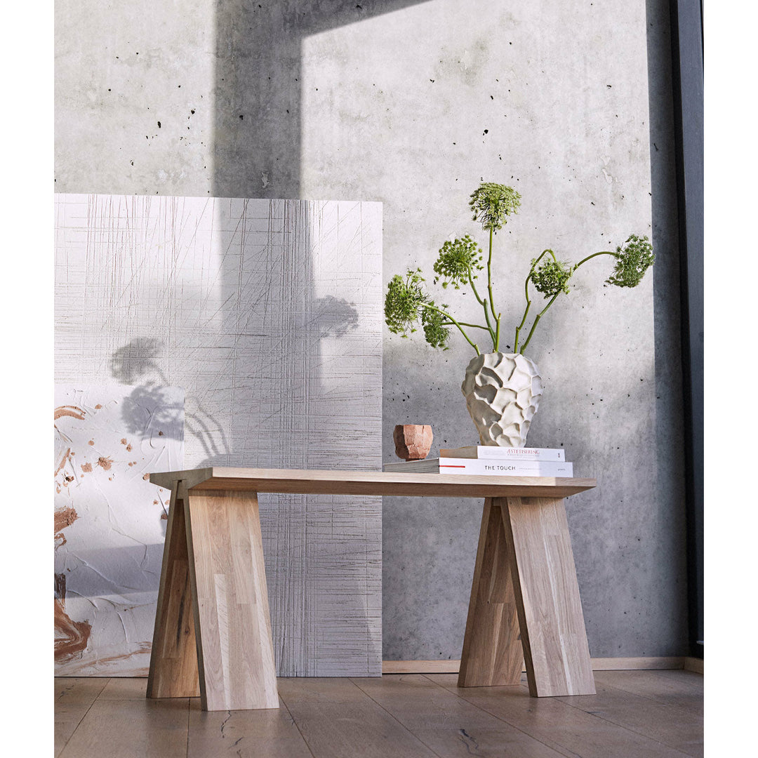 Muubs Bænk Angle, Eg Natur/hvidolieret - B: 90 H: 46 D: 35 cm - DesignGaragen.dk.