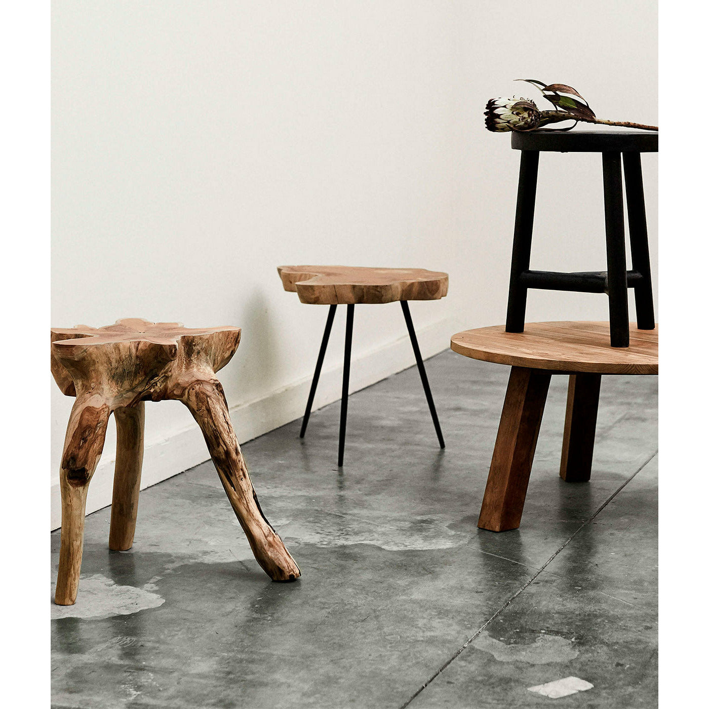 Sofabord Nebraska - Natur - Teakrod/iron - H: 43 Ø: 50 cm - Muubs - DesignGaragen.dk