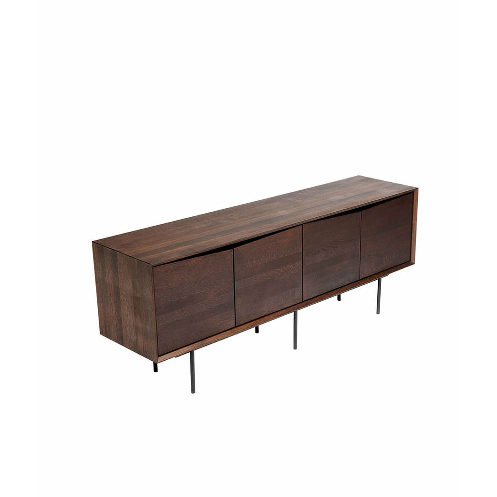 Muubs Skænk 4 døre Wing Smoked - Eg massiv - W: 185 H: 72 D: 45 cm - DesignGaragen.dk.