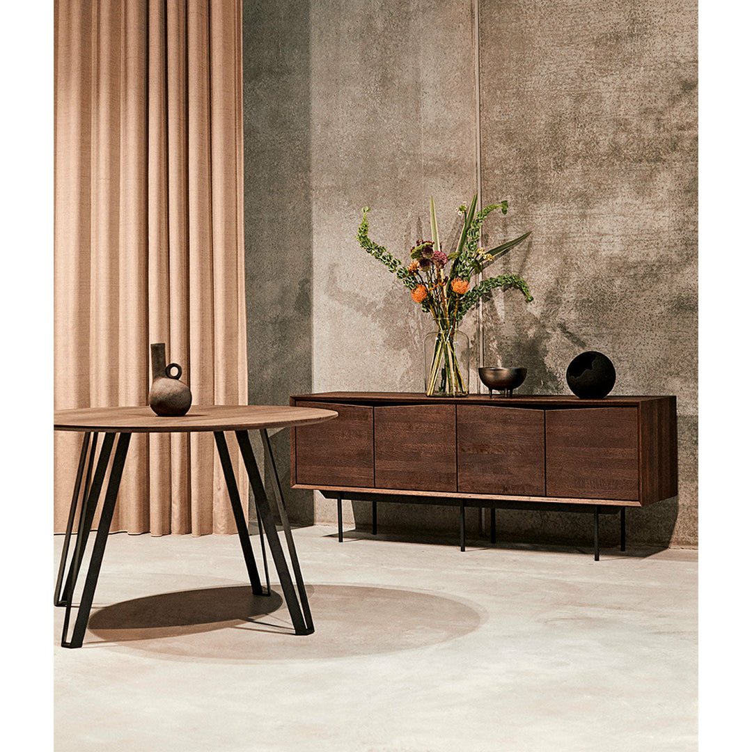 Muubs Skænk 4 døre Wing Smoked - Eg massiv - W: 185 H: 72 D: 45 cm - DesignGaragen.dk.