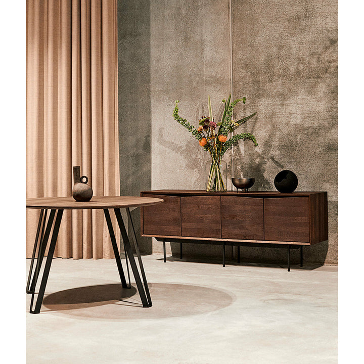 Muubs Skænk 4 døre Wing Smoked - Eg massiv - W: 185 H: 72 D: 45 cm - DesignGaragen.dk.