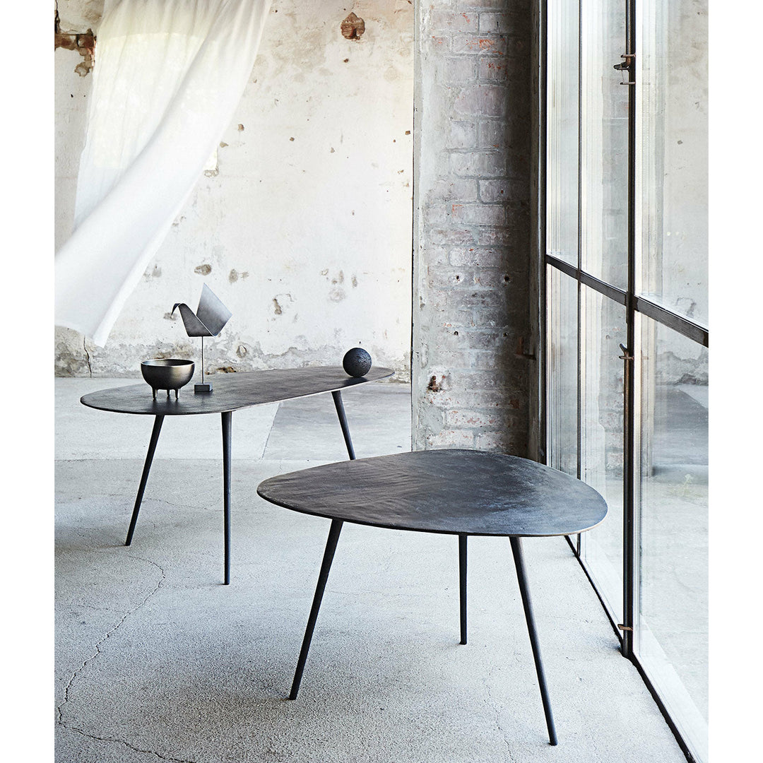 Muubs Sofabord Hitch Organic Round - Antique brass/black - Iron frame w/ alu top - W: 75 H: 47,5 L: 75 cm - DesignGaragen.dk.