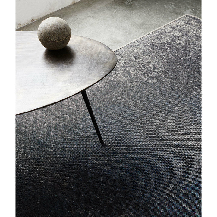 Muubs Sofabord Hitch Organic Round - Antique brass/black - Iron frame w/ alu top - W: 75 H: 47,5 L: 75 cm - DesignGaragen.dk.