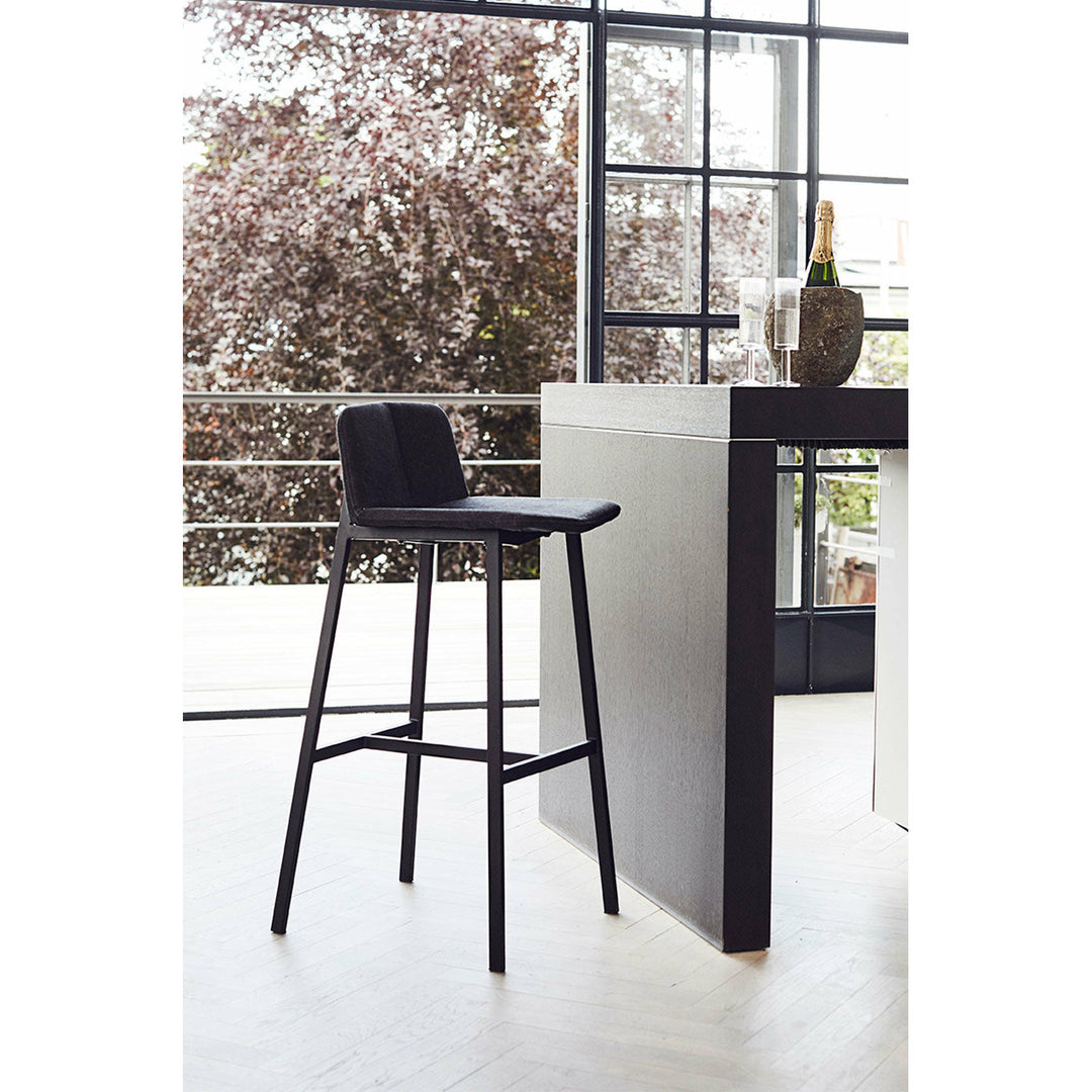 Muubs Barstol Chamfer Anthracite 75 - Antracit/Sort - Kanvas stof/Powder coated met. W50 H94 D43cm - DesignGaragen.dk.