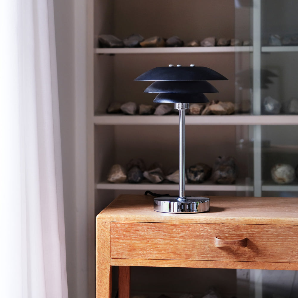 Dyberg Larsen DL20 bordlampe sort - Ø20xH30cm - DesignGaragen.dk.