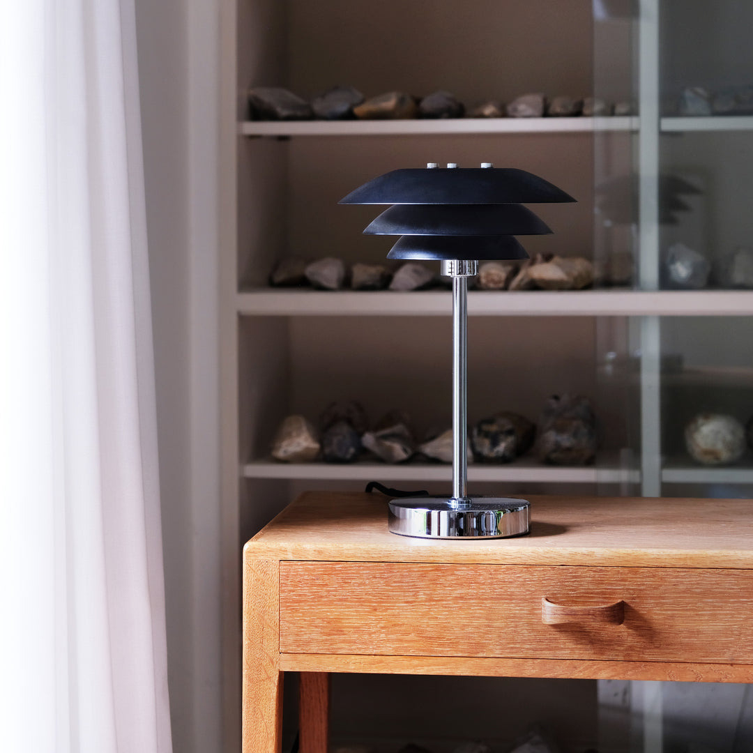 Dyberg Larsen DL20 bordlampe sort - Ø20xH30cm - DesignGaragen.dk.