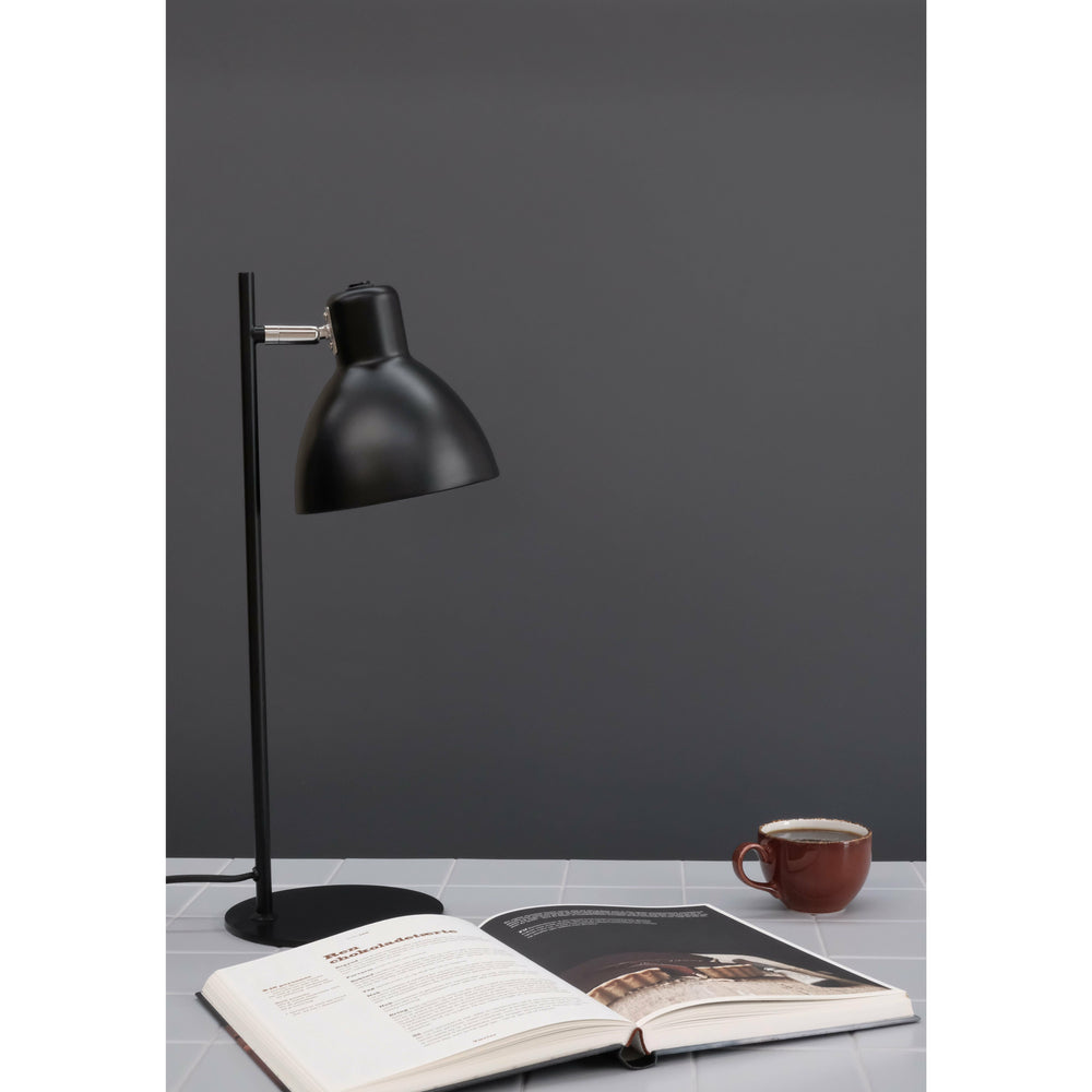 Dyberg Larsen Skagen bordlampe sort - Ø16xH50cm - DesignGaragen.dk.