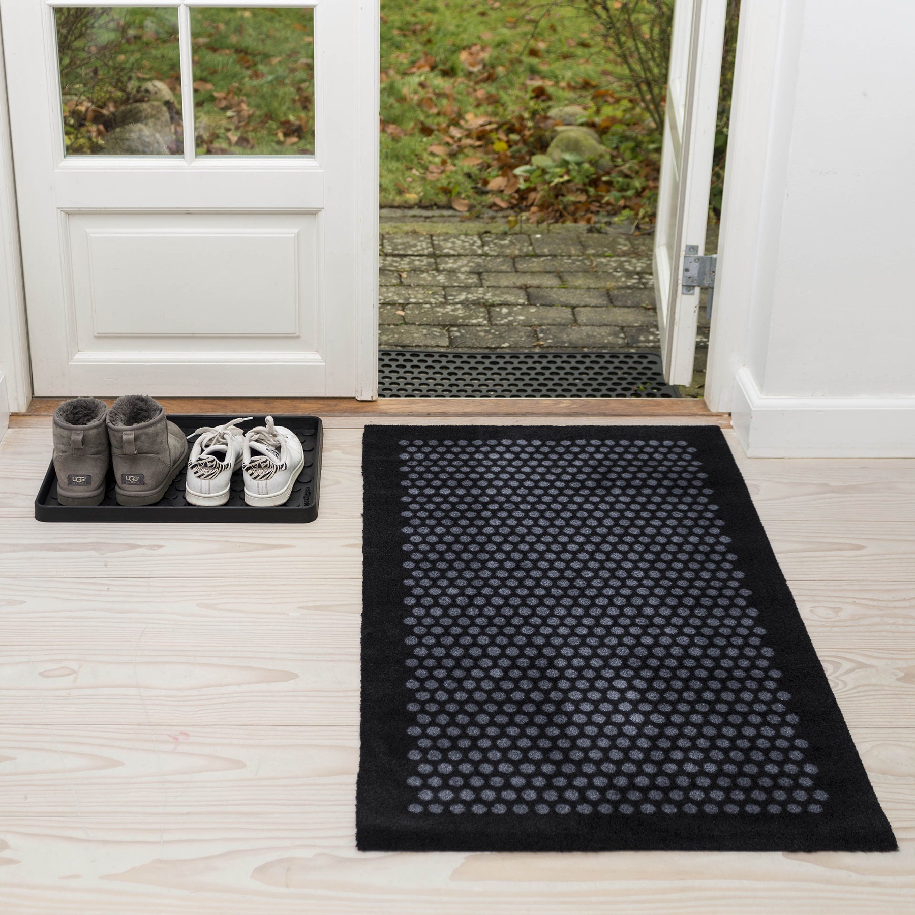 GULVMÅTTE 67 x 120 CM - DOTS/BLACK GREY - Tica Copenhagen - DesignGaragen.dk