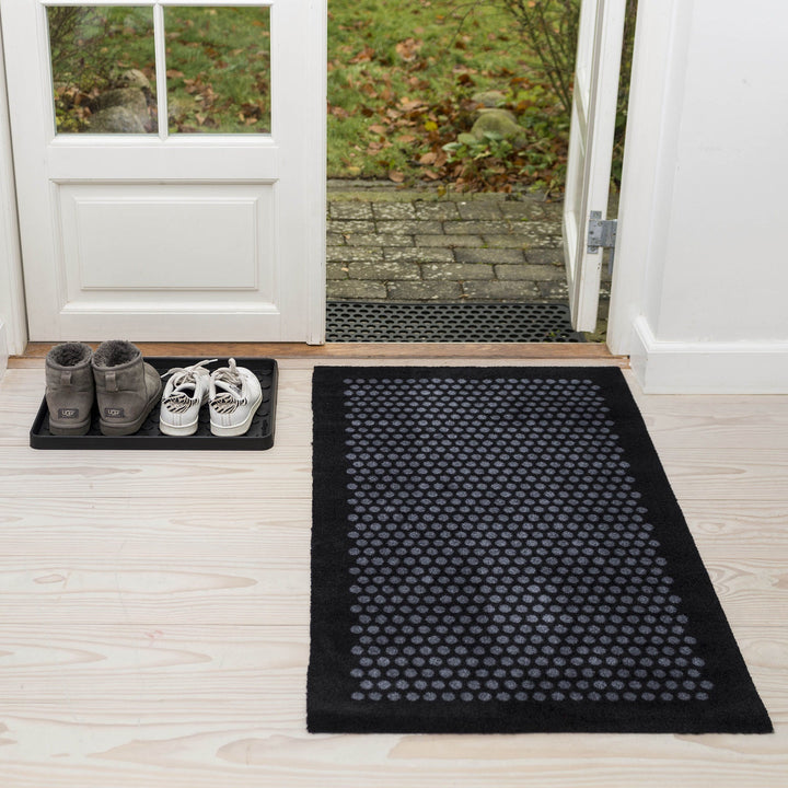 GULVMÅTTE 67 x 120 CM - DOTS/BLACK GREY - Tica Copenhagen - DesignGaragen.dk
