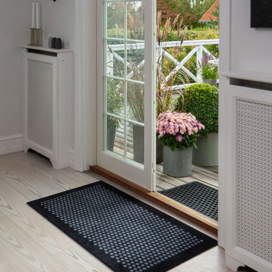 GULVMÅTTE 67 x 120 CM - DOTS/BLACK GREY - Tica Copenhagen - DesignGaragen.dk