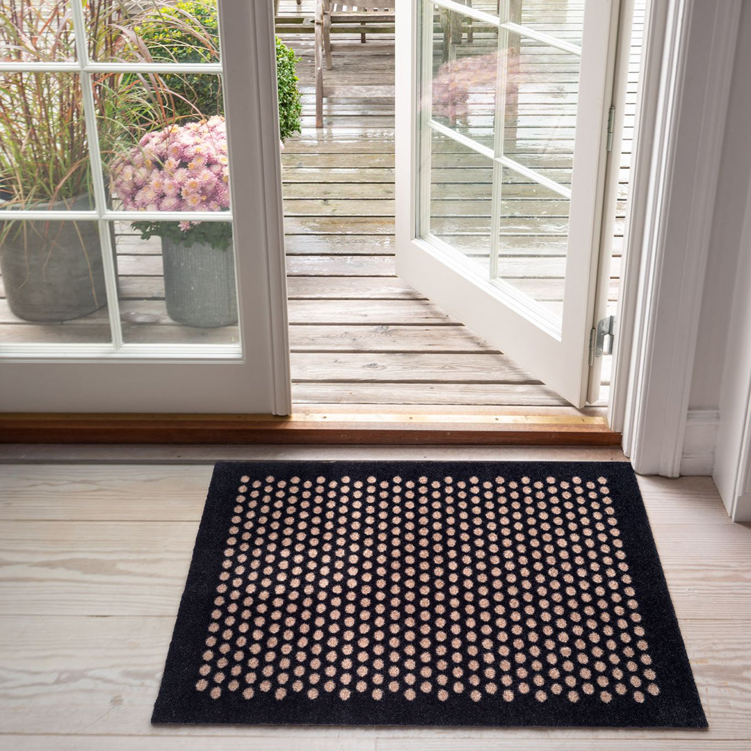 GULVMÅTTE 60 x 90 CM - DOTS/BLACK SAND - Tica Copenhagen - DesignGaragen.dk