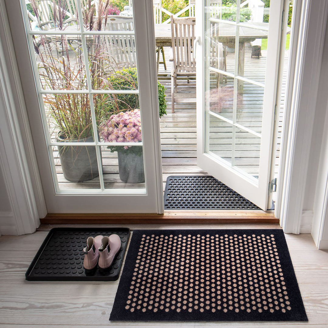 GULVMÅTTE 60 x 90 CM - DOTS/BLACK SAND - Tica Copenhagen - DesignGaragen.dk