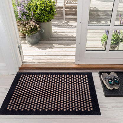 GULVMÅTTE 60 x 90 CM - DOTS/BLACK SAND - Tica Copenhagen - DesignGaragen.dk