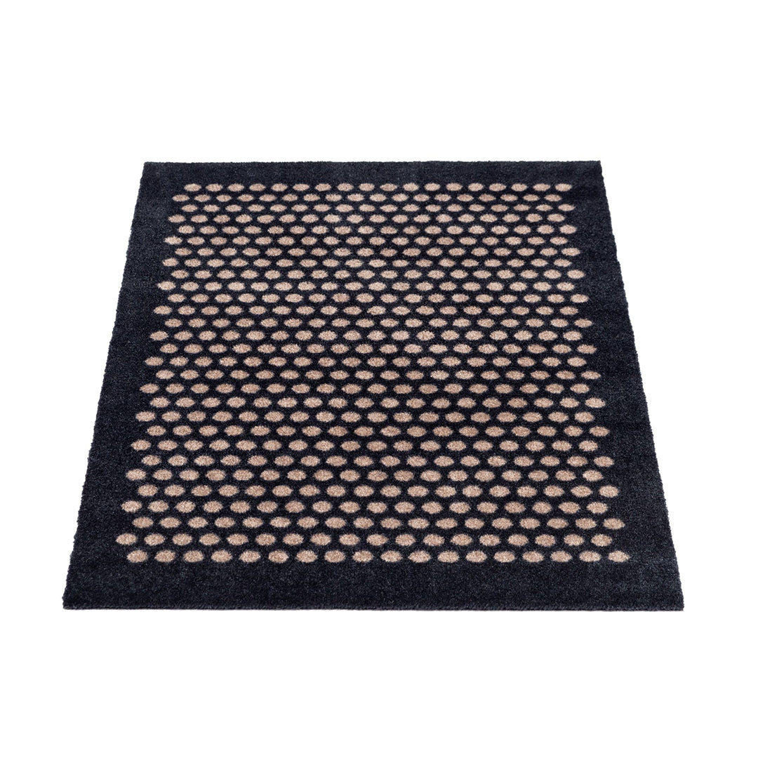 GULVMÅTTE 60 x 90 CM - DOTS/BLACK SAND - Tica Copenhagen - DesignGaragen.dk