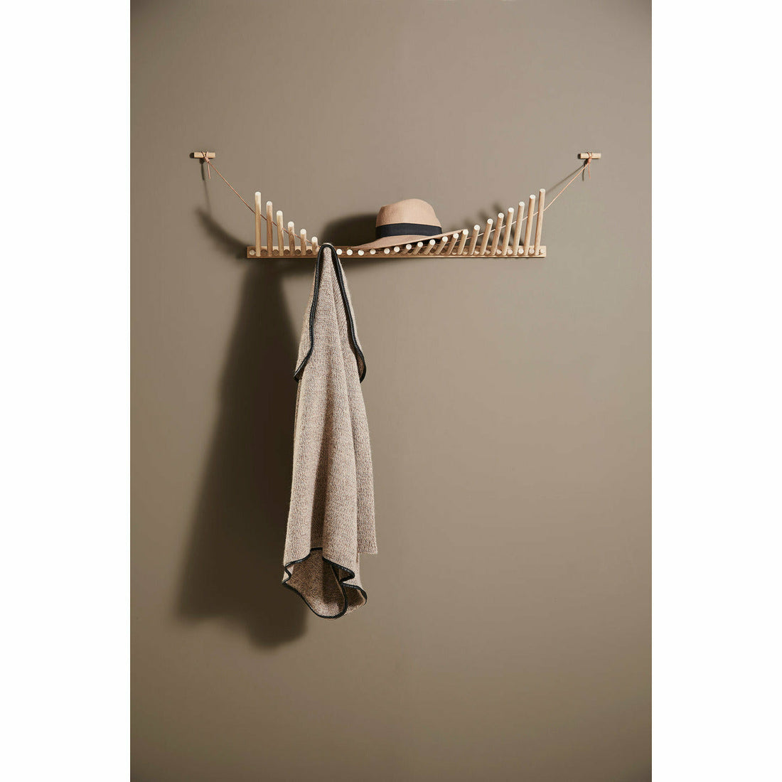 WOUD -  Knaegt coat rack - White pigmented oak/cognac