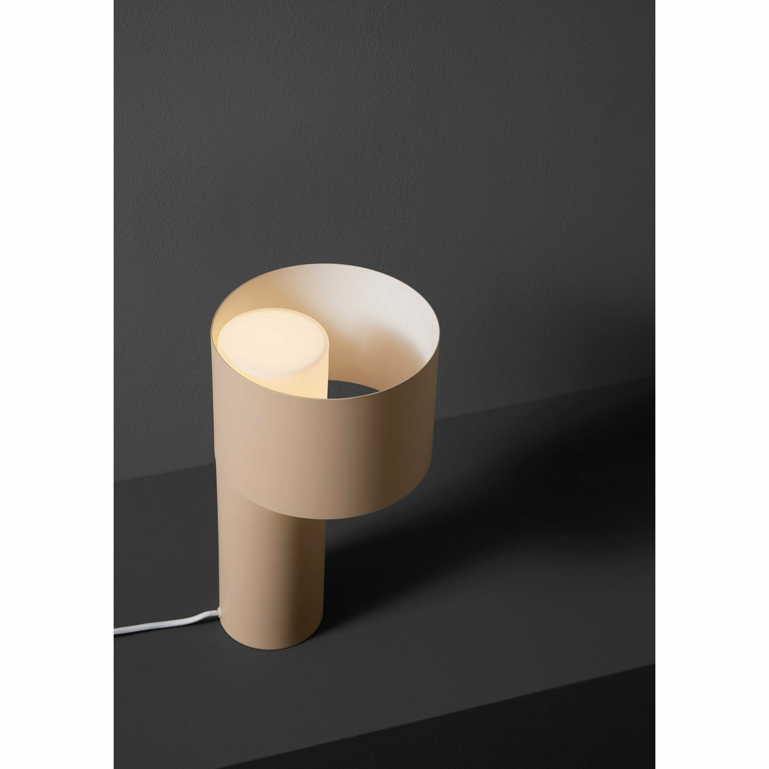 WOUD -  Tangent table lamp - Desert sand