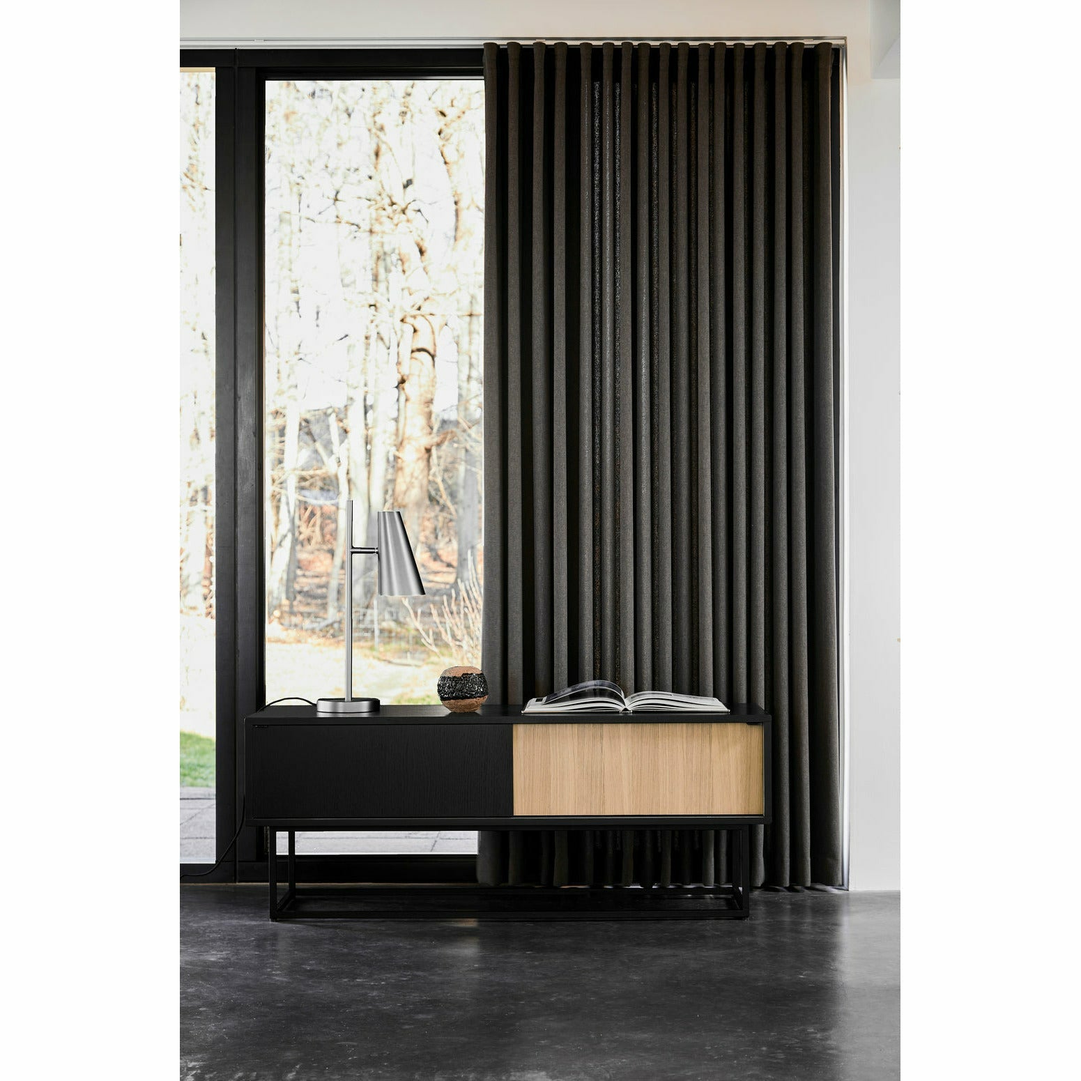 WOUD - Virka sideboard (Low) - Oak/black - WOUD - DesignGaragen.dk