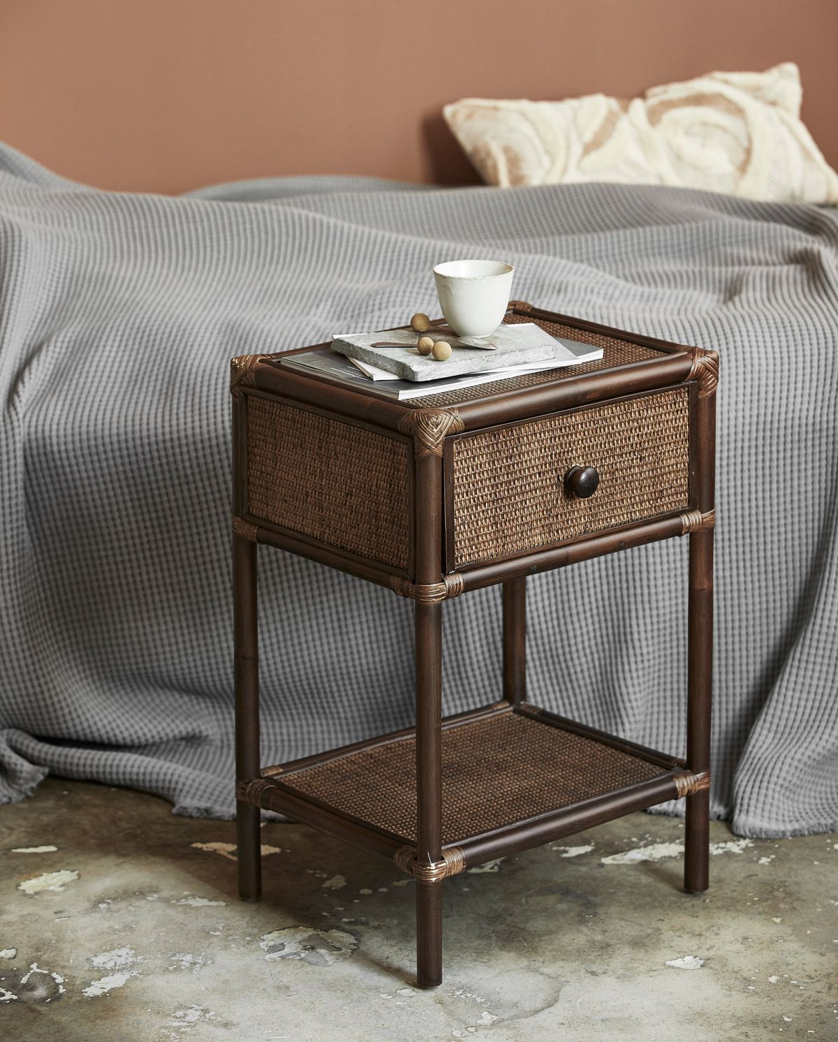HAYES sidebord/sengebord i rattan - brun