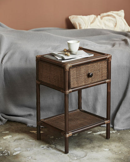 HAYES sidebord/sengebord i rattan - brun
