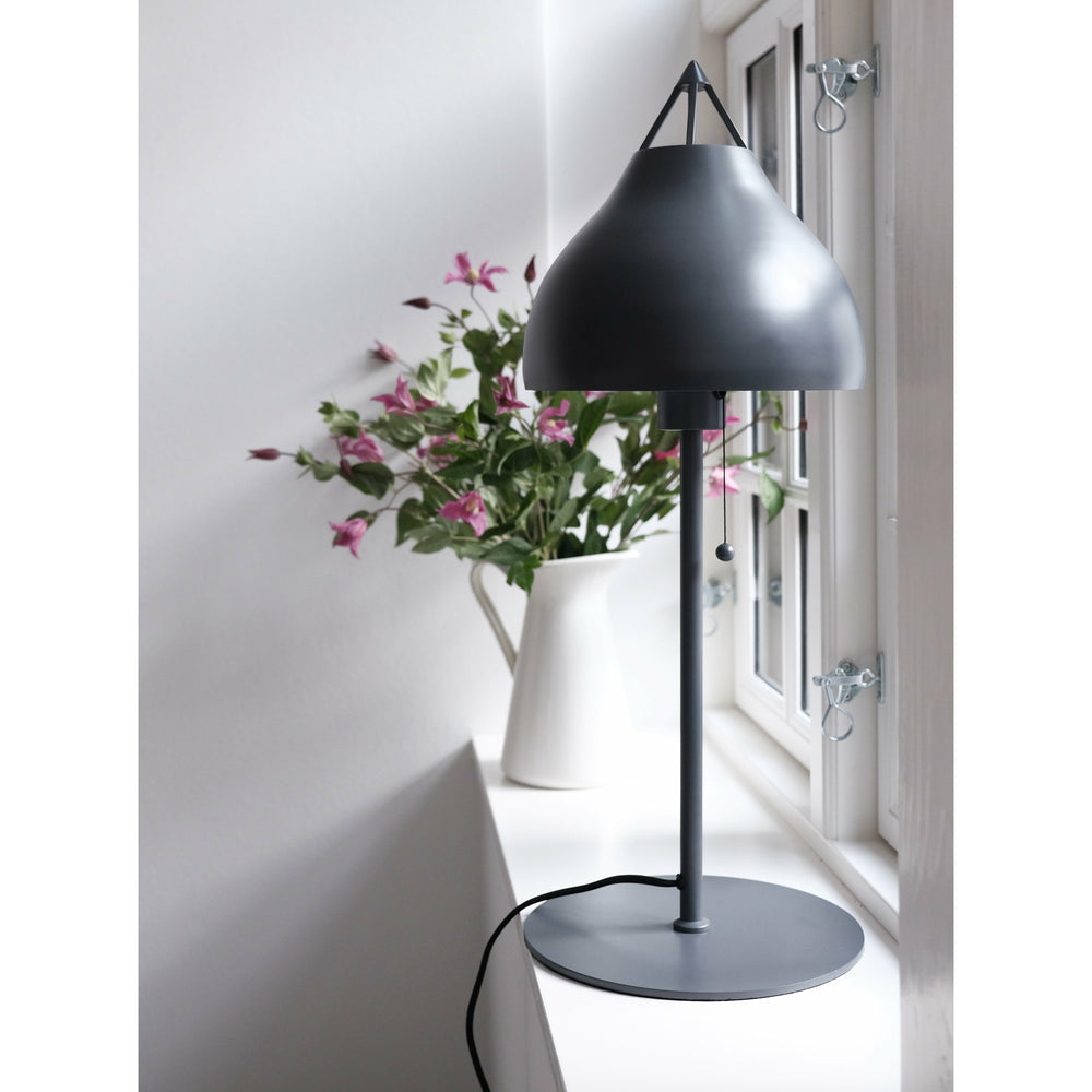 Dyberg Larsen Pyra bordlampe grå - Ø23xH60cm - DesignGaragen.dk.