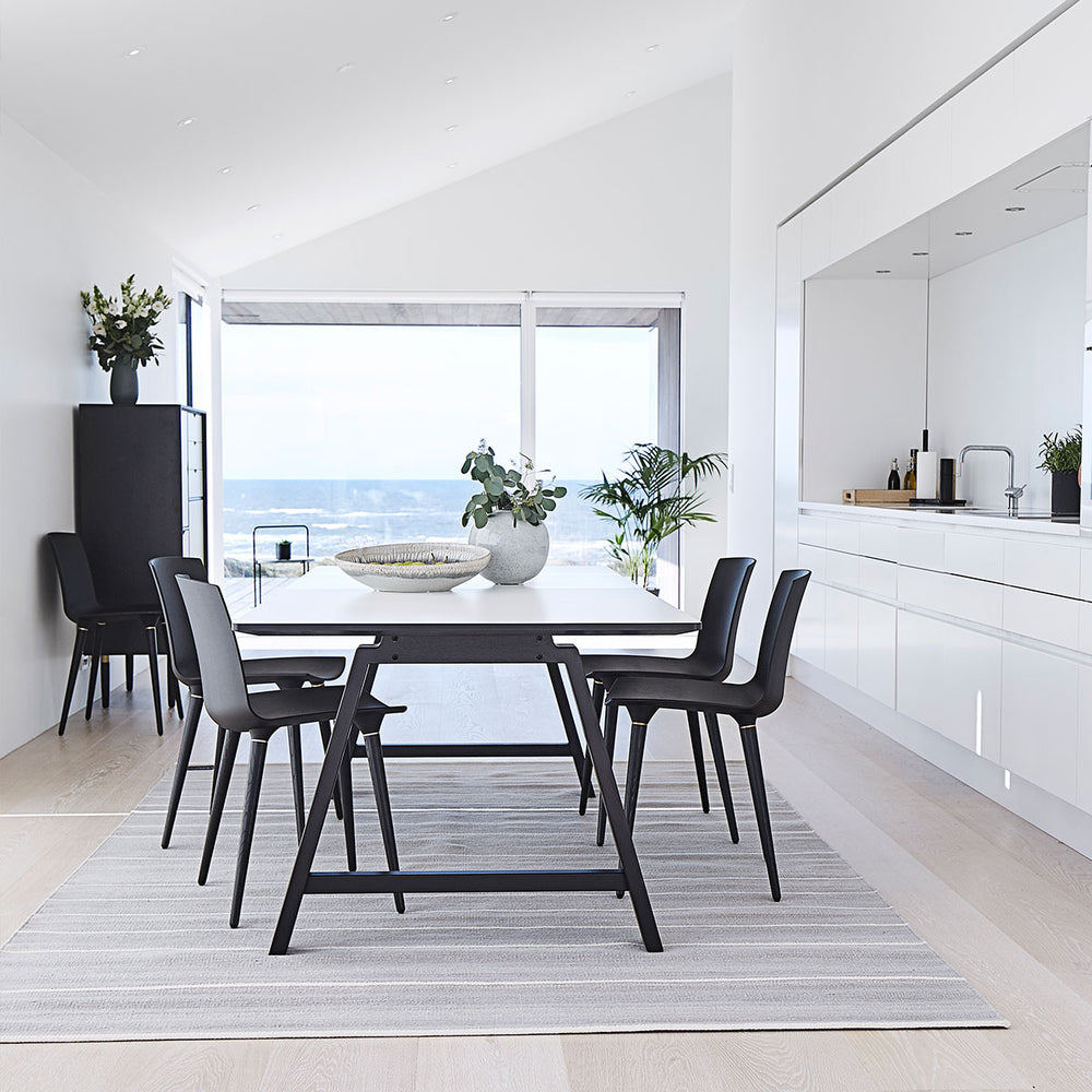 Andersen Furniture T1 udtræksbord i hvid laminat - understel i sort - 95x220xH72,5 - DesignGaragen.dk.