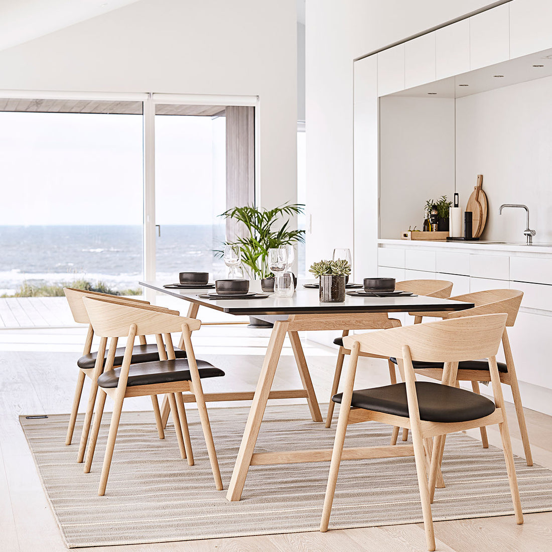 Andersen Furniture T1 udtræksbord i hvid laminat - understel i eg/hvidpigmenteret mat lak - 88x160xH72,5 - DesignGaragen.dk.