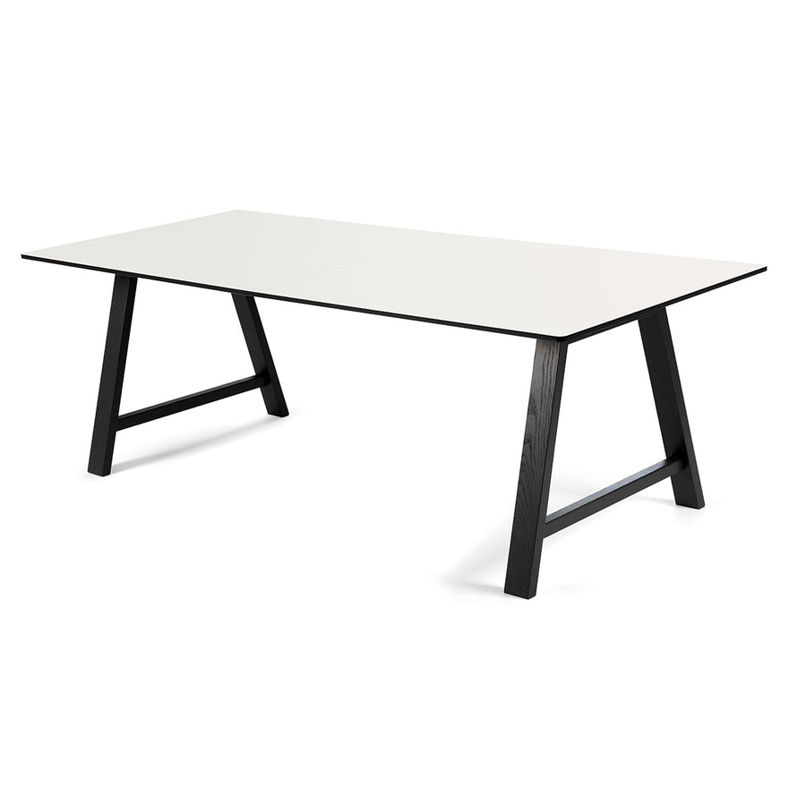 Andersen Furniture T1 udtræksbord i hvid laminat - understel i sort - 88x160xH72,5 - DesignGaragen.dk.