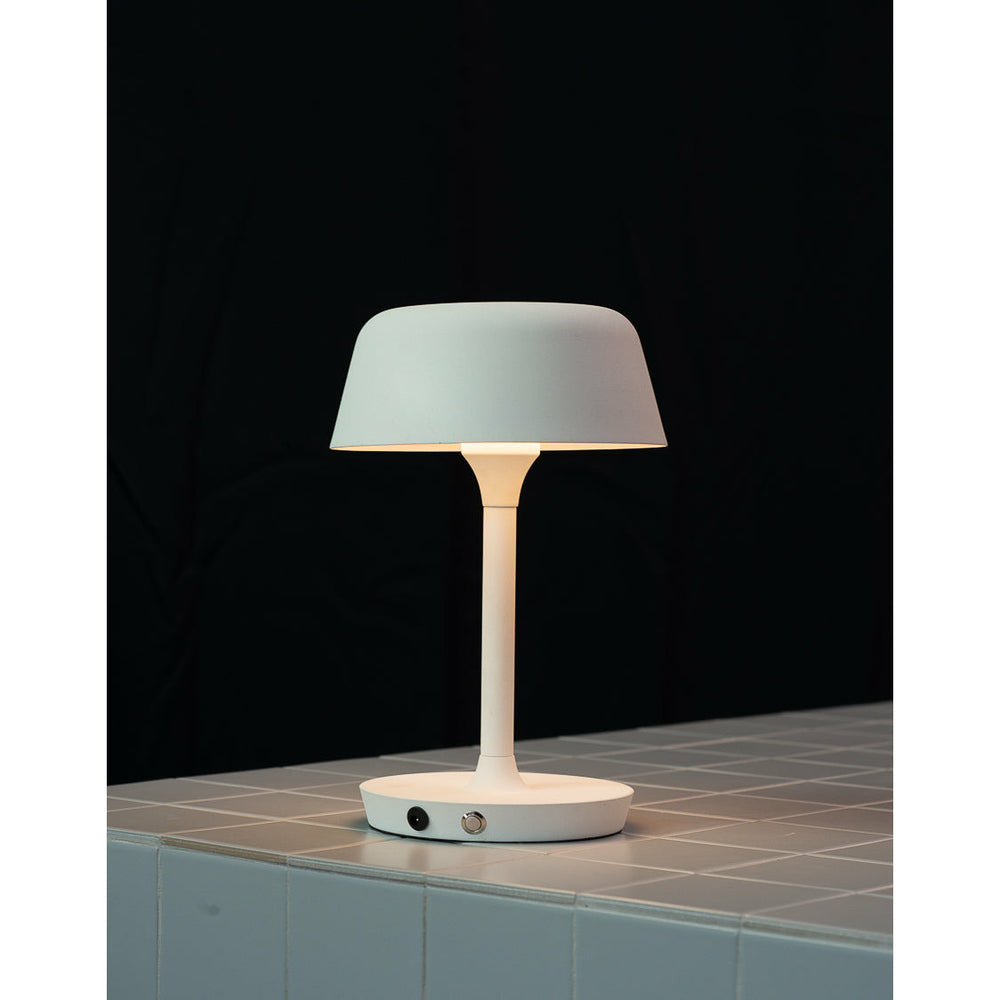 Dyberg Larsen Valencia LED bordlampe hvid - Ø19,5xH30cm - DesignGaragen.dk.