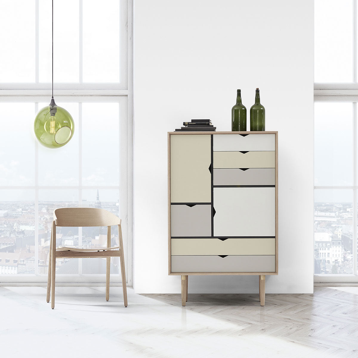 Andersen Furniture – S5 opbevaringsmøbel i eg/sæbe med flerfarvet front – B83xD43xH132 cm