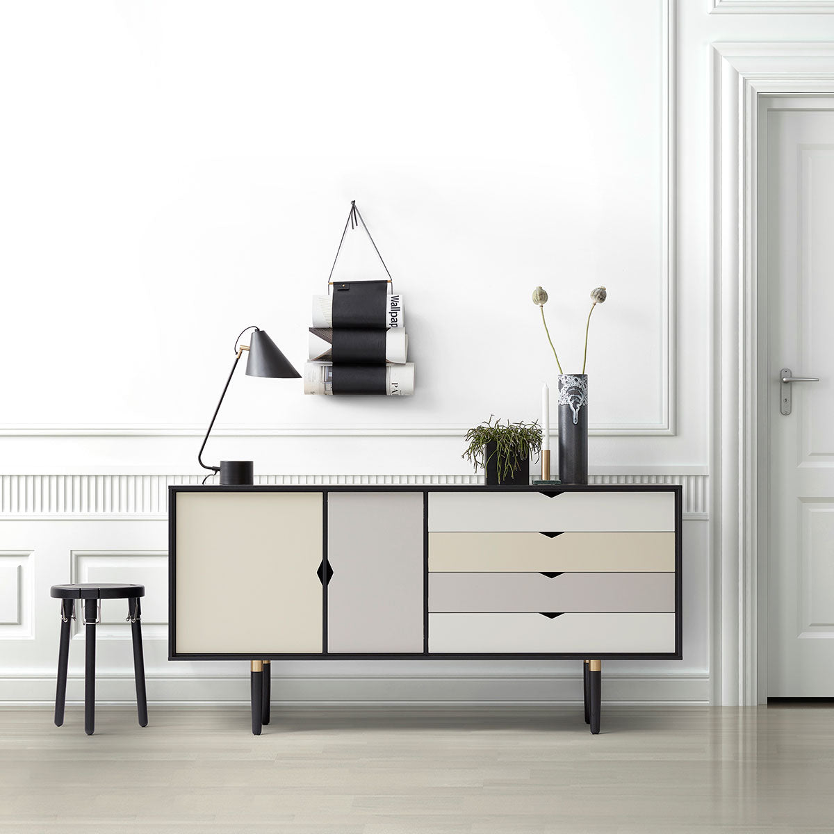 Andersen Furniture – S6 sideboard i sort med flerfarvede fronter – B163xD43xH80 cm