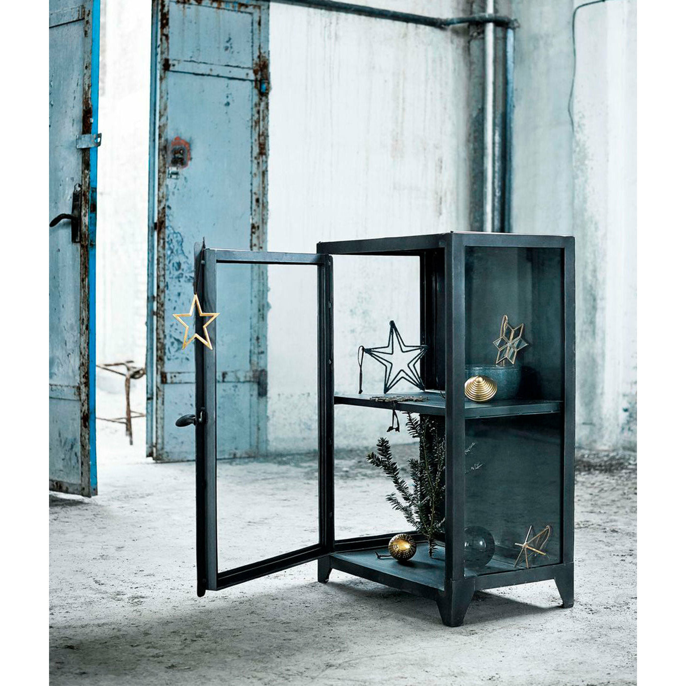 MUUBS – Glasskab lav New York – Sort Jern – B60xD40xH90 cm