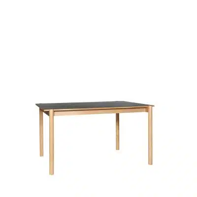 Oblique Skrivebord Sort er laget for de som ønsker et gjennomført uttrykk uten unødvendige detaljer.