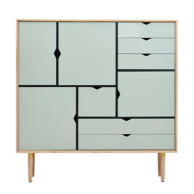 Andersen Furniture – S3 OPBEVARINGSMØBEL I EG/SÆBE MED ocean grey FRONT – B130XD43XH132 CM