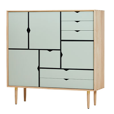 Andersen Furniture – S3 OPBEVARINGSMØBEL I EG/SÆBE MED ocean grey FRONT – B130XD43XH132 CM