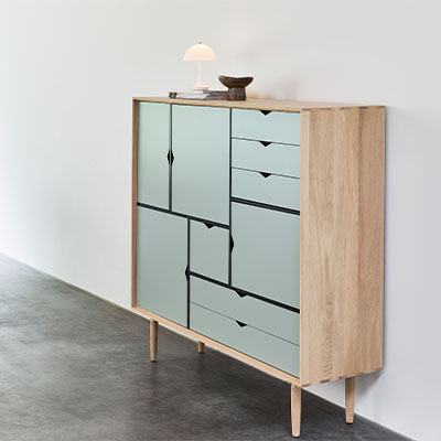 Andersen Furniture – S3 OPBEVARINGSMØBEL I EG/SÆBE MED ocean grey FRONT – B130XD43XH132 CM